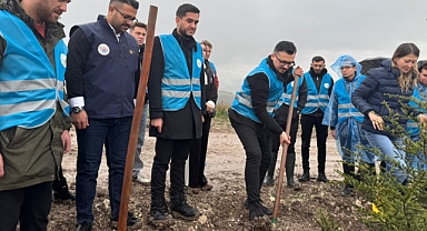 Balıkesir AK Gençlik’ten Yeşil Geleceğe Güçlü Mesaj: Yüzlerce Fidan Toprakla Buluştu