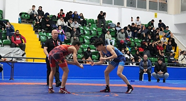 Balıkesir’de Genç Güreşçilerden Nefes Kesen Performans