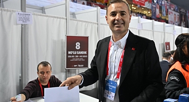 CHP Kurultayı’nda Üçüncü Gün: Ahmet Akın Oyunu Kullandı, Yeni Döneme Mesaj Verdi