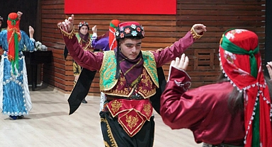 Edremit’te Geleneksel Gösterilerle Dolu Sanat Akşamı