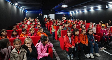 Gezen Sinema Tırı Sındırgı’da Çocuklarla Buluştu: Cumhuriyet Meydanı’nda İki Günlük Sinema Keyfi