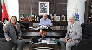 Gönenli Yazar Nurcan Çobanoğlu’ndan Başkan Palaz’a Ziyaret ve Kitap Takdimi