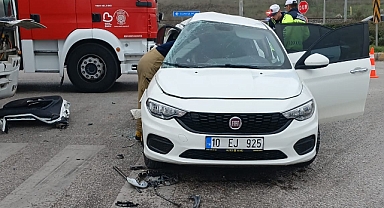 Servis Aracı İle Otomobil Çarpıştı: 2 Yaralı Hastaneye Kaldırıldı