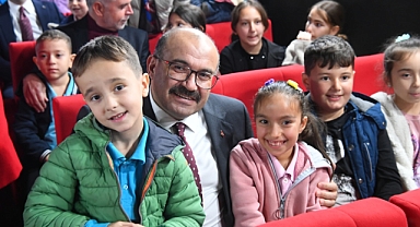Vali Ustaoğlu Gezen Sinema Tırı’nda Çocukların Sevincine Ortak Oldu