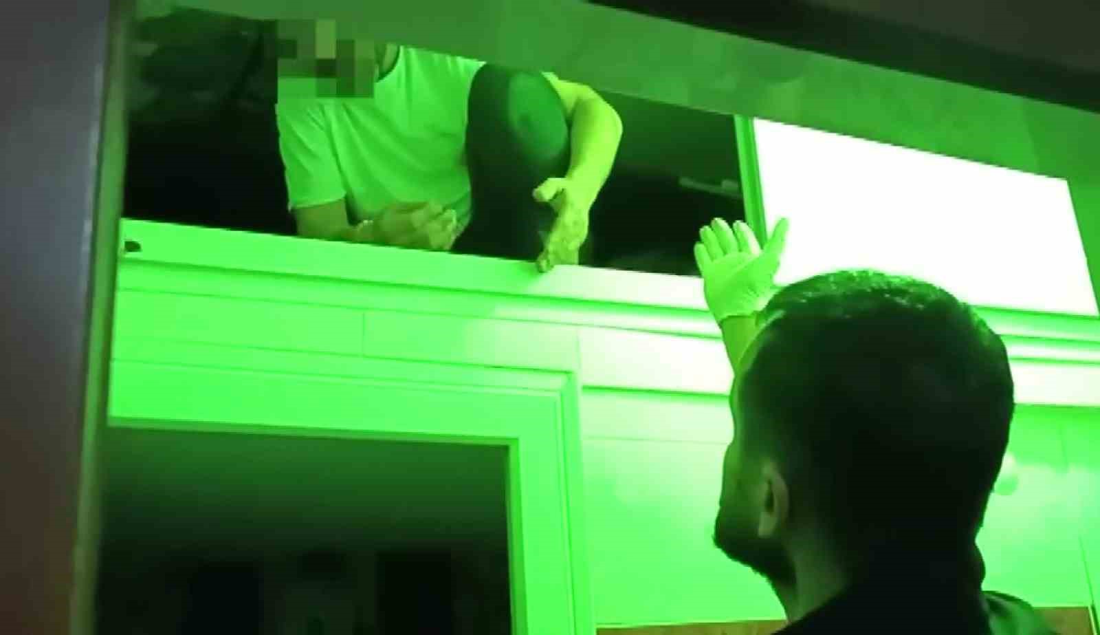 Adana'da Çatıda Saklanan 10 Firari Yakalandı