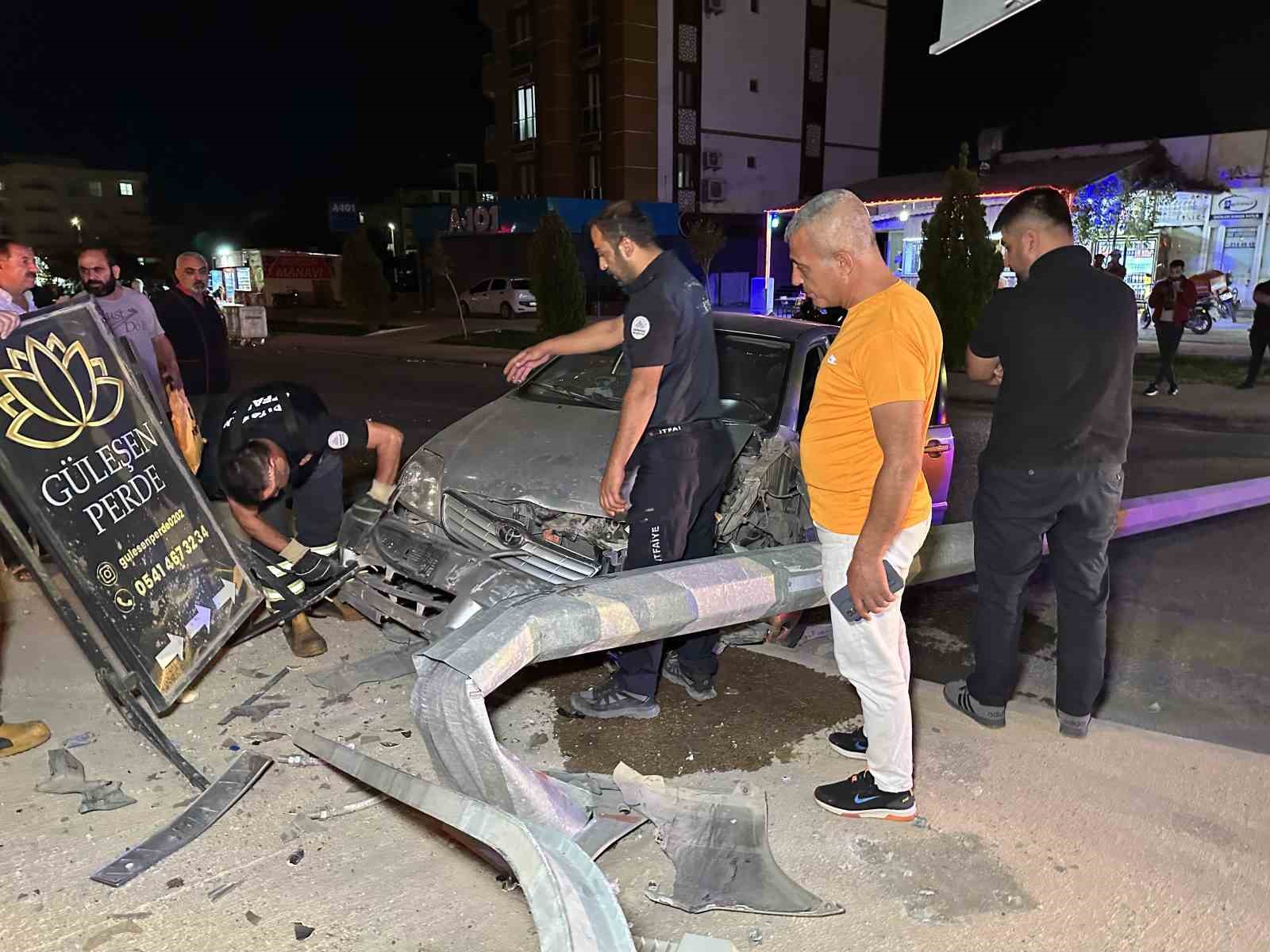 Adıyaman'da Refüje Çıkan Otomobil Kazası