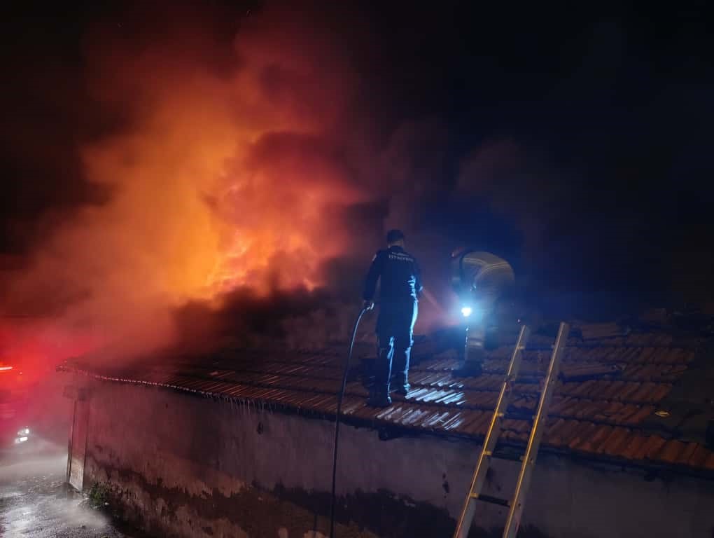 Bursa'da Korkutan Yangın: Otomotiv Yedek Parça Satışında Facia