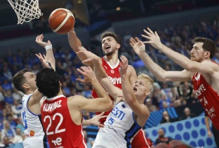 12 Dev Adam Estonya'yı Geçti ve Grubu Zirvede Bitirme Yolunda İlerliyor