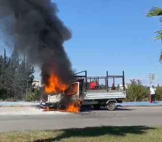 Adana'da Kamyonet Yangını