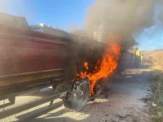Afyonkarahisar’da Tır Yangını İtfaiyenin Zamanında Müdahalesiyle Söndürüldü