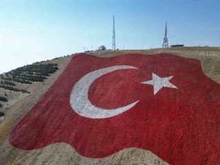 Ahır Dağı'nda Dalgalanan Dev Türk Bayrağı