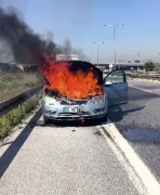 Akyazı'da Otomobil Yangını: Vatandaşlar Yangına Müdahale Etti