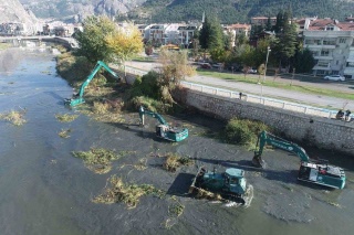 Amasya'da Yeşilırmak Nehri Temizleniyor