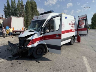 Ankara-Çubuk Yolunda Kaza: Ambulans ile Tır Çarpıştı
