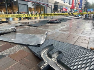 Ankara'da Fırtına Kızılay'da Mağaza Tabelasını Savurdu