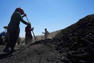 Ankara'da Mevsimlik İşçilerin Zorlu Kömür Mesaisi