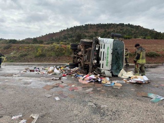 Ankara'da Nallıhan Belediyesi Kamyonu Kaza Yaptı
