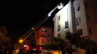 Antalya'da Apartman Yangını Mahalle Sakinlerini Sokağa Döktü