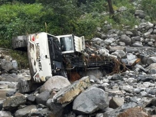 Ardeşen'de Selin Gücü: İş Makineleri Devrildi