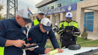Arnavutköy'de Trafikten Kaçış: Kaldırımda Riskli Yolculuk