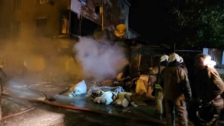 Avcılar'da Atölye Yangını: Kumaş ve İpliklerin Alevli Büyümesi