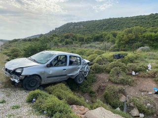 Ayvacık'ta Yaralılar: Otomobil Şarampole Yuvarlandı