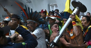 Belem'de İklim Değişikliği ve Toprak Hakları Protestosu