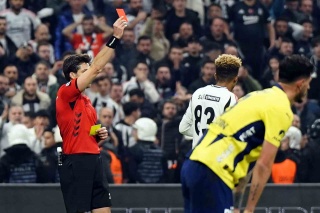 Beşiktaş ve Fenerbahçe Derbilerinde Kırmızı Kart Çılgınlığı