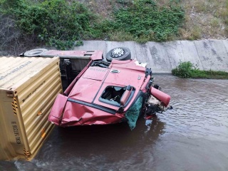 Bilecik'te Karasu Deresi'ne Uçan Tır Sürücüsü Hayatını Kaybetti