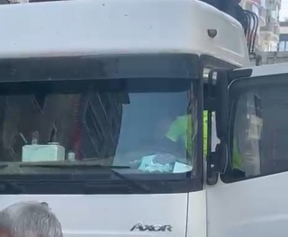 Bitlis'te Tehlikeli Anlar: Kalp Krizi Geçiren Tır Sürücüsü Trafiği Durdurdu