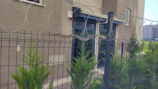 Bursa'da 1,5 Metrelik Yılan Sitenin Tellere Sarmış