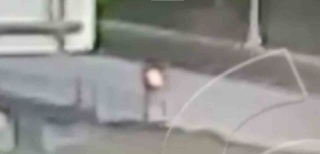 Bursa'da motosiklet sürücüsünün aydınlatma direğine çarpma anı