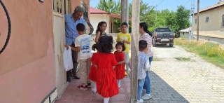 Çağlayan Beldesinde Bayram Coşkusu: Şeker ve Neşe