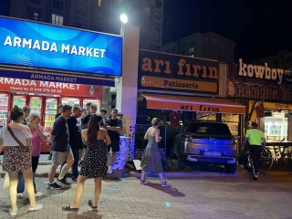 Çorlu'da Fren Yerine Gaza Basan Sürücü Pastaneye Daldı