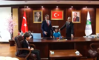 Deprem Anında Bahçelievler Belediyesi'nde Öğrencilere Makam Devredilirken Yaşananlar