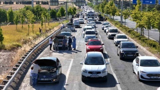 Diyarbakır-Silvan Yolunda Hararetin Yorucu Bekleyişi
