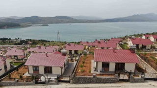 Elazığ'da Göl Manzaralı Çelik Konutlar Huzur ve Güven Sunuyor