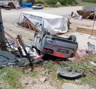 Elazığ'da Şarampole Devrilen Otomobil Kazası