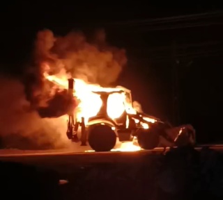 Erciş'te Alev Alan İş Makinesi: Geride Kalan Hurda Yığını