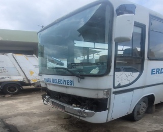 Erdek’te Skandal Olay: Belediye Aracı Çalındı, 7 Araca Çarparak Hasara Yol Açtı