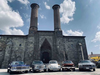 Erzurum'da Klasik Otomobiller Geçmişe Yolculuğa Çıkarıyor