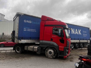 Esenyurt'ta Kontrolden Çıkan Tırın Kaza Yaptığı Anlar