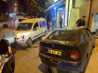 Eskişehir’de Korkutan Çarpışma: Dükkan ve Araçlar Tehlike Atlattı