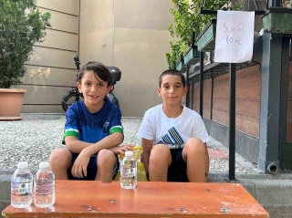 Eskişehir'de Su Satarak Oyuncak Hayallerine Yürüyen Çocuklar