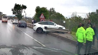 Eskişehir'de Tesla Cipin Bariyere Saplandığı Kaza