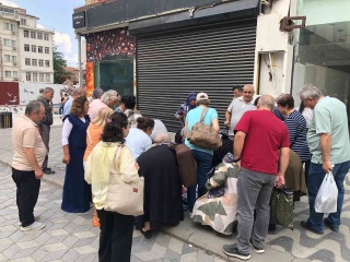 Eskişehir'de Tişört Satıcısının Etrafında Büyük İlgi