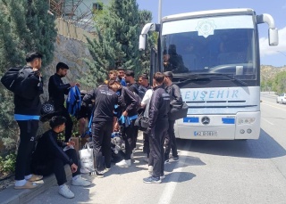 Futbol Takımı Taksiler ile Maça Yetiştirildi