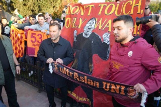 Galatasaray, Samsun'da Taraftarlar Tarafından Çiçekle Karşılandı