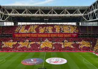 Galatasaray Taraftarlarından Şampiyonluk ve 5. Yıldız Koreografisi