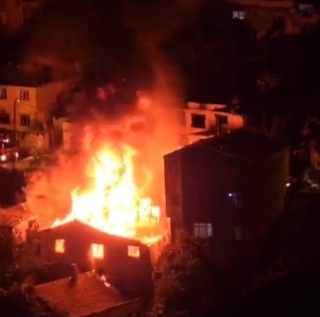 Gaziosmanpaşa'da Geceyi Aydınlatan Yangın